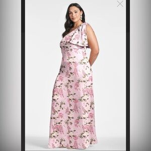 NWOT BEAUTIFUL full length  gown with hydrangea print